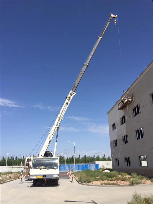 东坡区“轻装强干”—— 吊车的 “轻量化臂架” 技术